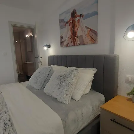 Vakantiehuis Lora Home, 250m From The