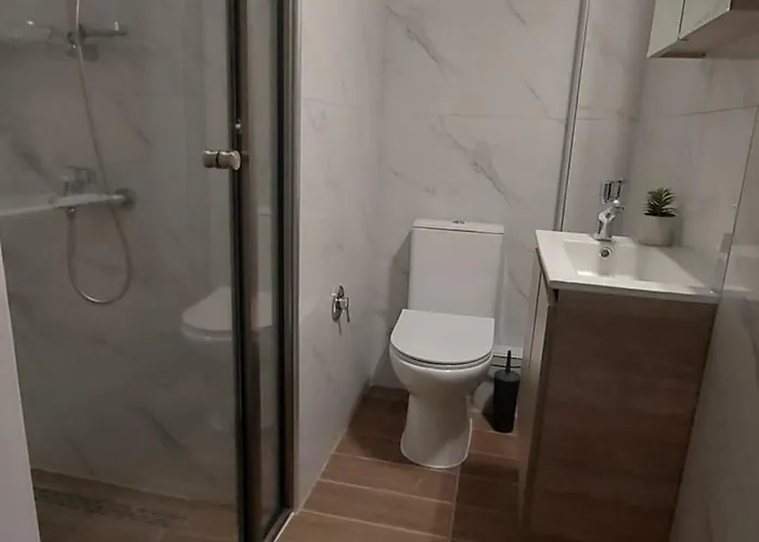 Lora Home, 250m From The 니키티