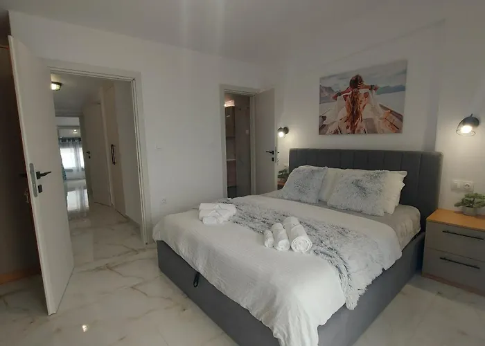 Lora Home, 250m From The 니키티