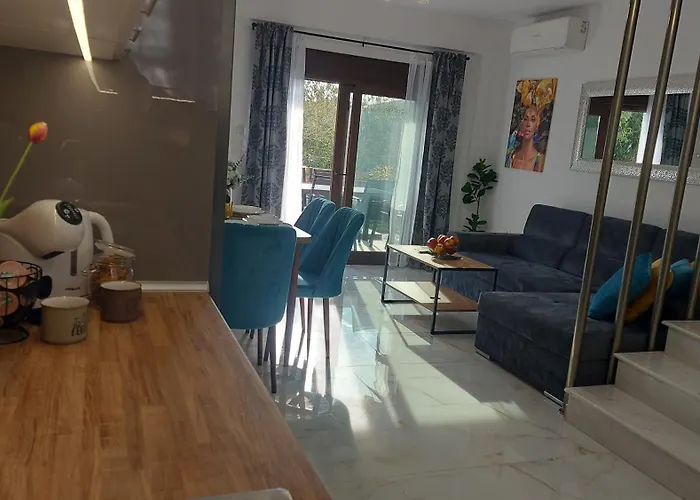 Lora Home, 250m From The 펜션 니키티