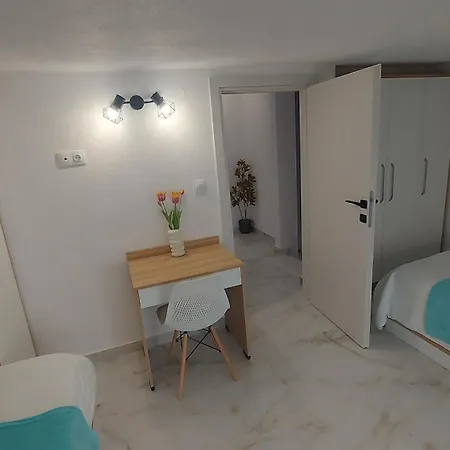 Case de vacanță Lora Home, 250m From The